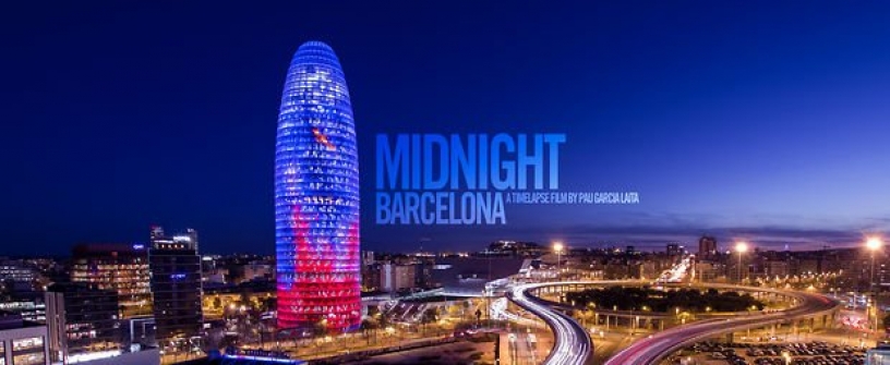 Poster di Midnight Barcellona con la torre Agbar illuminata